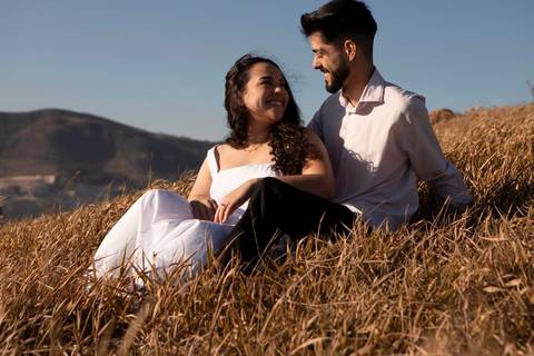 As melhores ideias e inspirações criativas de fotos de ensaio pré casamento registradas por fotógrafos profissionais de eventos da empresa Criativus Foto e Vídeo no  nascer do sol no Morro do Capuava'