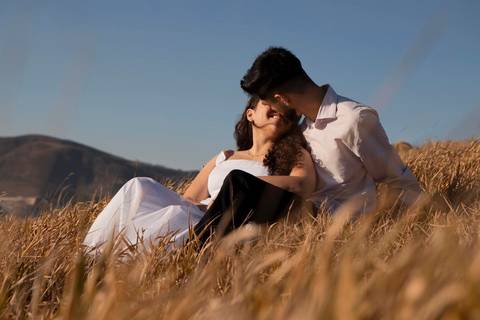 As melhores ideias e inspirações criativas de fotos de ensaio pré casamento registradas por fotógrafos profissionais de eventos da empresa Criativus Foto e Vídeo no  nascer do sol no Morro do Capuava'