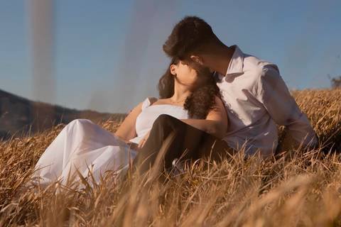 As melhores ideias e inspirações criativas de fotos de ensaio pré casamento registradas por fotógrafos profissionais de eventos da empresa Criativus Foto e Vídeo no  nascer do sol no Morro do Capuava'