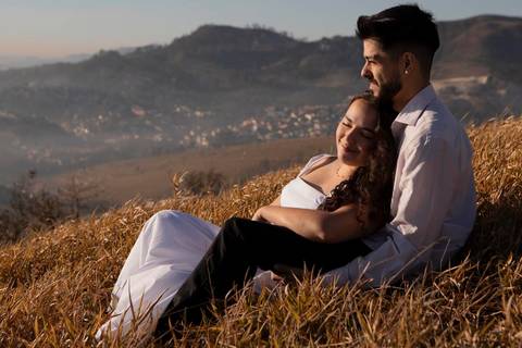 As melhores ideias e inspirações criativas de fotos de ensaio pré casamento registradas por fotógrafos profissionais de eventos da empresa Criativus Foto e Vídeo no  nascer do sol no Morro do Capuava'
