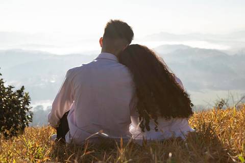 As melhores ideias e inspirações criativas de fotos de ensaio pré casamento registradas por fotógrafos profissionais de eventos da empresa Criativus Foto e Vídeo no  nascer do sol no Morro do Capuava'