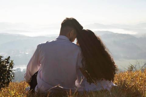As melhores ideias e inspirações criativas de fotos de ensaio pré casamento registradas por fotógrafos profissionais de eventos da empresa Criativus Foto e Vídeo no  nascer do sol no Morro do Capuava'