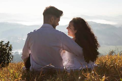 As melhores ideias e inspirações criativas de fotos de ensaio pré casamento registradas por fotógrafos profissionais de eventos da empresa Criativus Foto e Vídeo no  nascer do sol no Morro do Capuava'