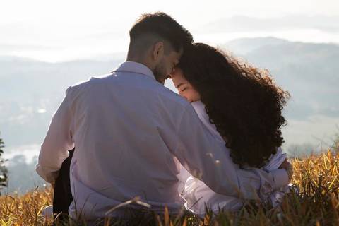 As melhores ideias e inspirações criativas de fotos de ensaio pré casamento registradas por fotógrafos profissionais de eventos da empresa Criativus Foto e Vídeo no  nascer do sol no Morro do Capuava'