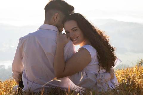 As melhores ideias e inspirações criativas de fotos de ensaio pré casamento registradas por fotógrafos profissionais de eventos da empresa Criativus Foto e Vídeo no  nascer do sol no Morro do Capuava'