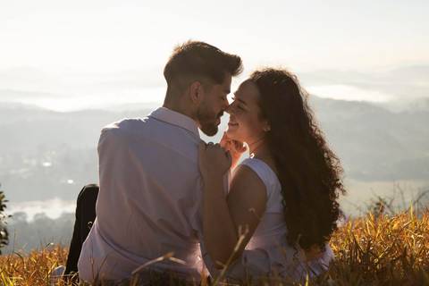 As melhores ideias e inspirações criativas de fotos de ensaio pré casamento registradas por fotógrafos profissionais de eventos da empresa Criativus Foto e Vídeo no  nascer do sol no Morro do Capuava'