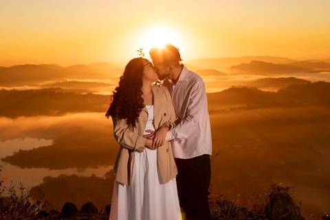 As melhores ideias e inspirações criativas de fotos de ensaio pré casamento registradas por fotógrafos profissionais de eventos da empresa Criativus Foto e Vídeo no  nascer do sol no Morro do Capuava'