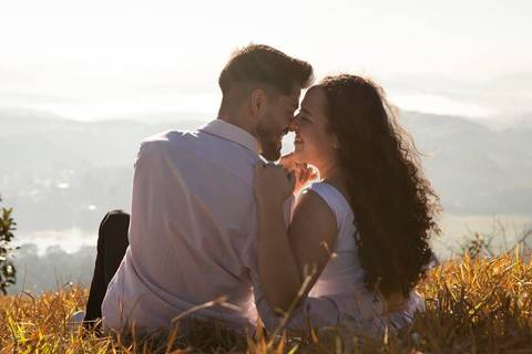 As melhores ideias e inspirações criativas de fotos de ensaio pré casamento registradas por fotógrafos profissionais de eventos da empresa Criativus Foto e Vídeo no  nascer do sol no Morro do Capuava'