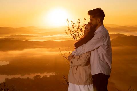 As melhores ideias e inspirações criativas de fotos de ensaio pré casamento registradas por fotógrafos profissionais de eventos da empresa Criativus Foto e Vídeo no  nascer do sol no Morro do Capuava'