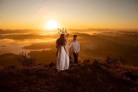 As melhores ideias e inspirações criativas de fotos de ensaio pré casamento registradas por fotógrafos profissionais de eventos da empresa Criativus Foto e Vídeo no  nascer do sol no Morro do Capuava'