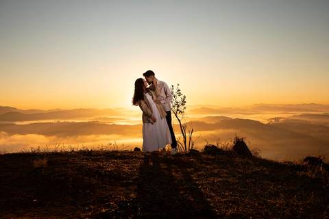 As melhores ideias e inspirações criativas de fotos de ensaio pré casamento registradas por fotógrafos profissionais de eventos da empresa Criativus Foto e Vídeo no  nascer do sol no Morro do Capuava'