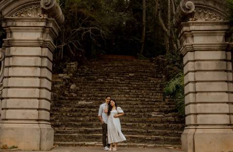 As melhores ideias e inspirações criativas de fotos de ensaio pré casamento registradas por fotógrafos profissionais de eventos da empresa Criativus Foto e Vídeo no  Jardim Botânico'