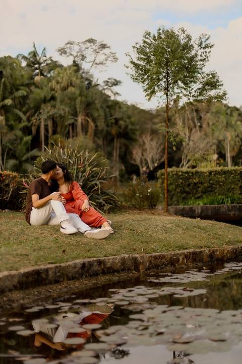 As melhores ideias e inspirações criativas de fotos de ensaio pré casamento registradas por fotógrafos profissionais de eventos da empresa Criativus Foto e Vídeo no  Jardim Botânico'