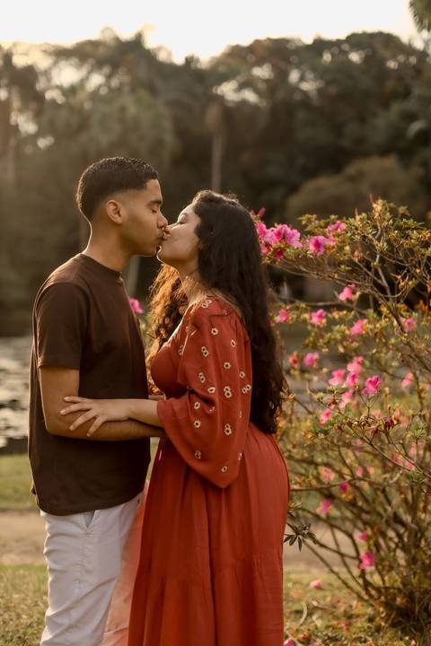 As melhores ideias e inspirações criativas de fotos de ensaio pré casamento registradas por fotógrafos profissionais de eventos da empresa Criativus Foto e Vídeo no  Jardim Botânico'