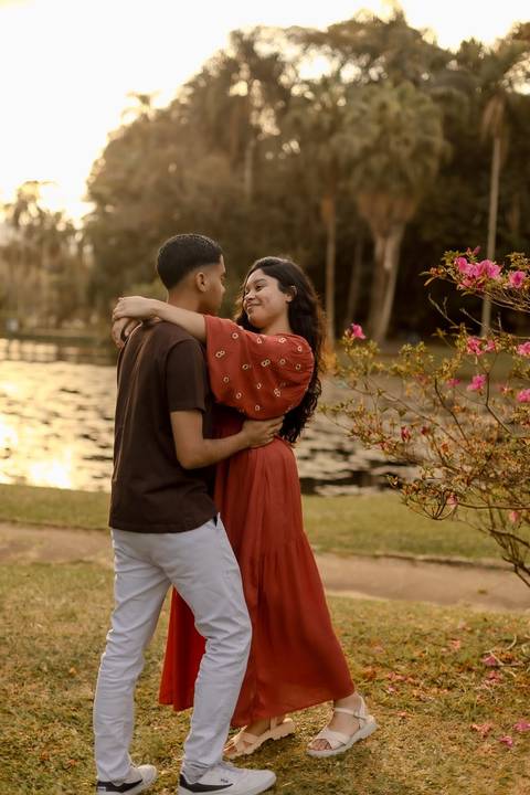 As melhores ideias e inspirações criativas de fotos de ensaio pré casamento registradas por fotógrafos profissionais de eventos da empresa Criativus Foto e Vídeo no  Jardim Botânico'