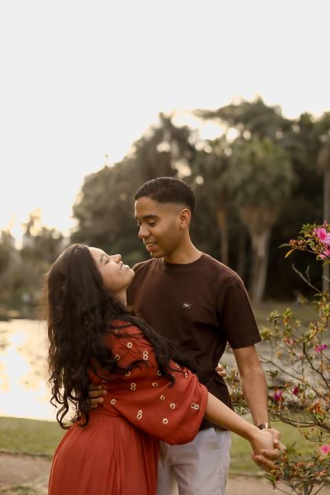 As melhores ideias e inspirações criativas de fotos de ensaio pré casamento registradas por fotógrafos profissionais de eventos da empresa Criativus Foto e Vídeo no  Jardim Botânico'