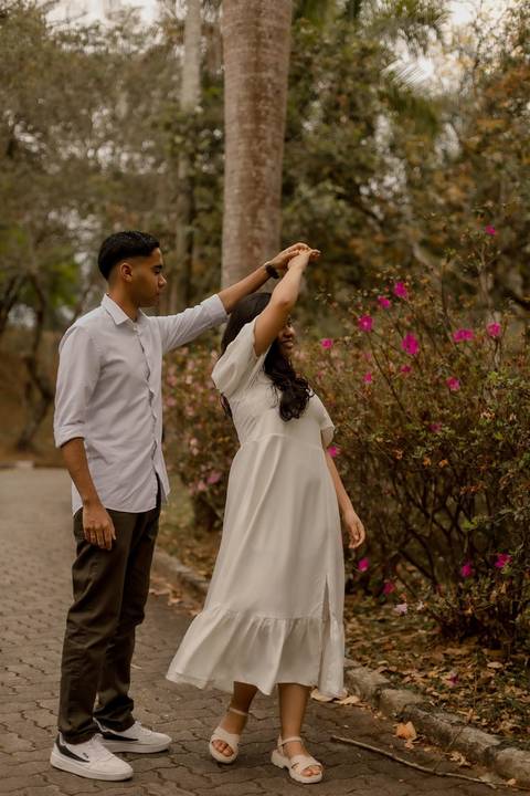 As melhores ideias e inspirações criativas de fotos de ensaio pré casamento registradas por fotógrafos profissionais de eventos da empresa Criativus Foto e Vídeo no  Jardim Botânico'