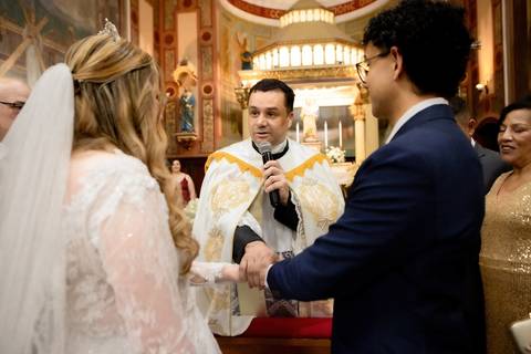 As melhores ideias e inspirações criativas de fotos de casamento registradas por fotógrafos profissionais de eventos da empresa Criativus Foto e Vídeo na Paróquia São José do Ipiranga'