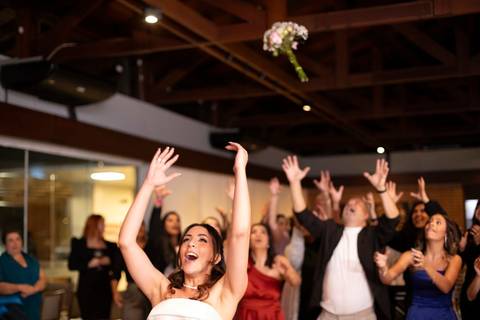 As melhores ideias e inspirações criativas de fotos de casamento registradas por fotógrafos profissionais de eventos da empresa Criativus Foto e Vídeo no Condomínio em Alphaville'