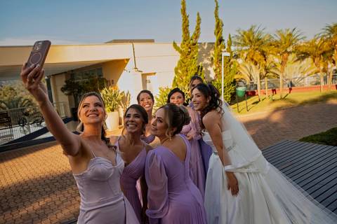 As melhores ideias e inspirações criativas de fotos de casamento registradas por fotógrafos profissionais de eventos da empresa Criativus Foto e Vídeo no Condomínio em Alphaville'