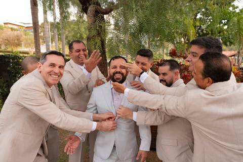 As melhores ideias e inspirações criativas de fotos de casamento registradas por fotógrafos profissionais de eventos da empresa Criativus Foto e Vídeo no Condomínio em Alphaville'