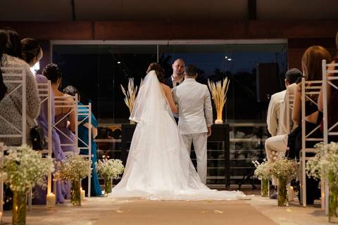 As melhores ideias e inspirações criativas de fotos de casamento registradas por fotógrafos profissionais de eventos da empresa Criativus Foto e Vídeo no Condomínio em Alphaville'