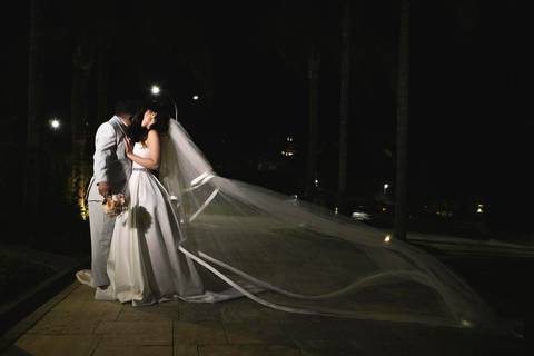 As melhores ideias e inspirações criativas de fotos de casamento registradas por fotógrafos profissionais de eventos da empresa Criativus Foto e Vídeo no Condomínio em Alphaville'