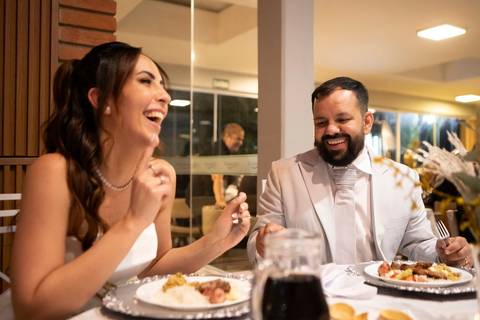 As melhores ideias e inspirações criativas de fotos de casamento registradas por fotógrafos profissionais de eventos da empresa Criativus Foto e Vídeo no Condomínio em Alphaville'