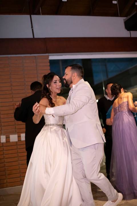 As melhores ideias e inspirações criativas de fotos de casamento registradas por fotógrafos profissionais de eventos da empresa Criativus Foto e Vídeo no Condomínio em Alphaville'