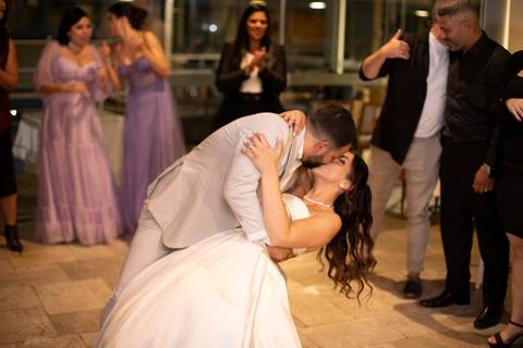 As melhores ideias e inspirações criativas de fotos de casamento registradas por fotógrafos profissionais de eventos da empresa Criativus Foto e Vídeo no Condomínio em Alphaville'
