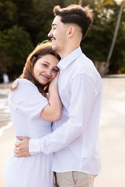 As melhores ideias e inspirações criativas de fotos de ensaio pré casamento registradas por fotógrafos profissionais de eventos da empresa Criativus Foto e Vídeo na praia das Conchas no Guarujá - SP'