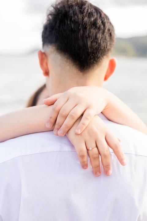 As melhores ideias e inspirações criativas de fotos de ensaio pré casamento registradas por fotógrafos profissionais de eventos da empresa Criativus Foto e Vídeo na praia das Conchas no Guarujá - SP'