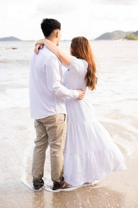 As melhores ideias e inspirações criativas de fotos de ensaio pré casamento registradas por fotógrafos profissionais de eventos da empresa Criativus Foto e Vídeo na praia das Conchas no Guarujá - SP'