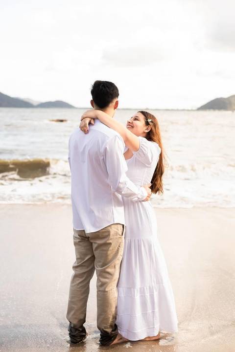 As melhores ideias e inspirações criativas de fotos de ensaio pré casamento registradas por fotógrafos profissionais de eventos da empresa Criativus Foto e Vídeo na praia das Conchas no Guarujá - SP'