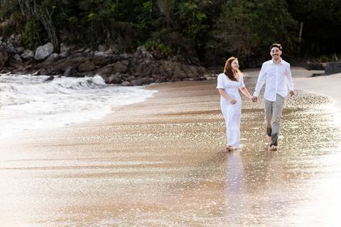 As melhores ideias e inspirações criativas de fotos de ensaio pré casamento registradas por fotógrafos profissionais de eventos da empresa Criativus Foto e Vídeo na praia das Conchas no Guarujá - SP'