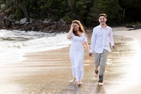 As melhores ideias e inspirações criativas de fotos de ensaio pré casamento registradas por fotógrafos profissionais de eventos da empresa Criativus Foto e Vídeo na praia das Conchas no Guarujá - SP'