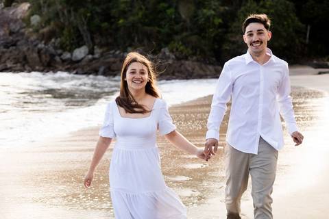 As melhores ideias e inspirações criativas de fotos de ensaio pré casamento registradas por fotógrafos profissionais de eventos da empresa Criativus Foto e Vídeo na praia das Conchas no Guarujá - SP'