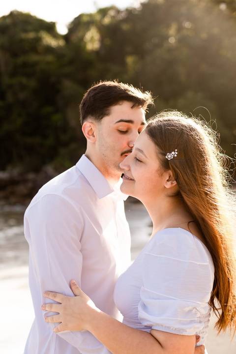 As melhores ideias e inspirações criativas de fotos de ensaio pré casamento registradas por fotógrafos profissionais de eventos da empresa Criativus Foto e Vídeo na praia das Conchas no Guarujá - SP'