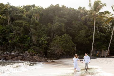 As melhores ideias e inspirações criativas de fotos de ensaio pré casamento registradas por fotógrafos profissionais de eventos da empresa Criativus Foto e Vídeo na praia das Conchas no Guarujá - SP'