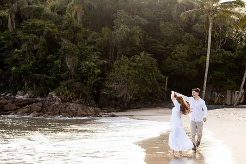As melhores ideias e inspirações criativas de fotos de ensaio pré casamento registradas por fotógrafos profissionais de eventos da empresa Criativus Foto e Vídeo na praia das Conchas no Guarujá - SP'