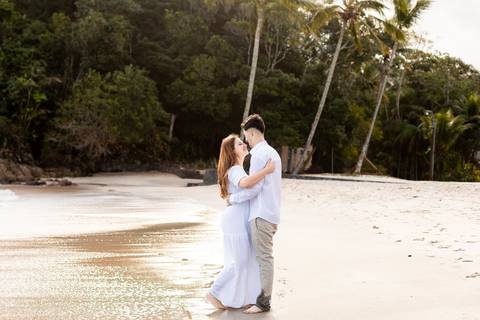 As melhores ideias e inspirações criativas de fotos de ensaio pré casamento registradas por fotógrafos profissionais de eventos da empresa Criativus Foto e Vídeo na praia das Conchas no Guarujá - SP'