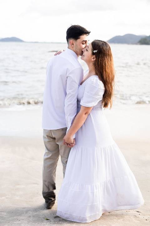 As melhores ideias e inspirações criativas de fotos de ensaio pré casamento registradas por fotógrafos profissionais de eventos da empresa Criativus Foto e Vídeo na praia das Conchas no Guarujá - SP'