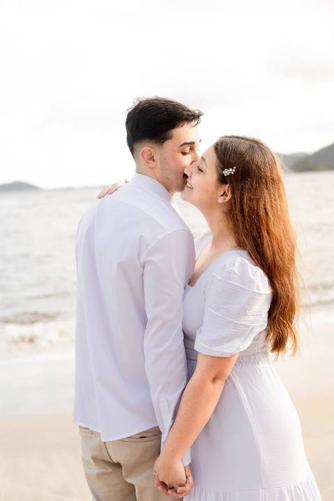 As melhores ideias e inspirações criativas de fotos de ensaio pré casamento registradas por fotógrafos profissionais de eventos da empresa Criativus Foto e Vídeo na praia das Conchas no Guarujá - SP'
