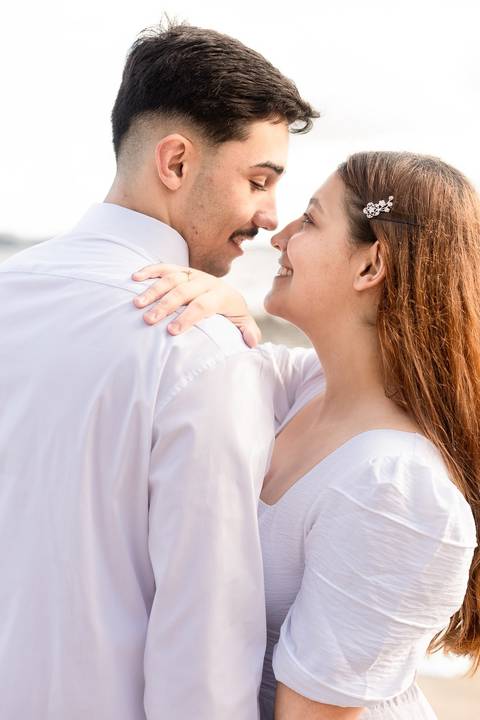 As melhores ideias e inspirações criativas de fotos de ensaio pré casamento registradas por fotógrafos profissionais de eventos da empresa Criativus Foto e Vídeo na praia das Conchas no Guarujá - SP'