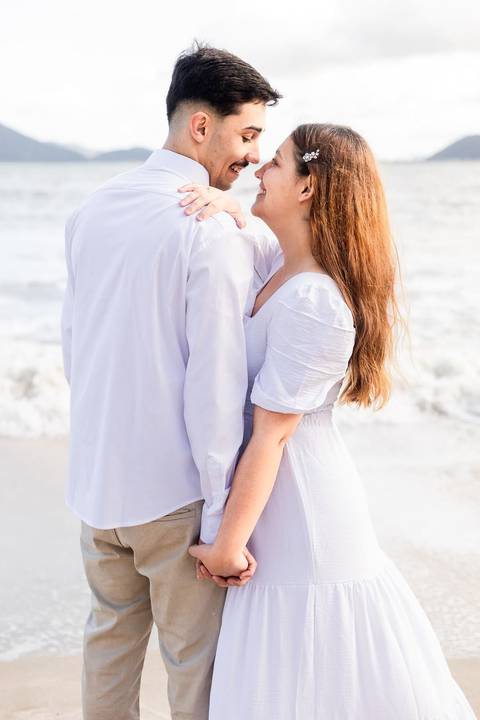 As melhores ideias e inspirações criativas de fotos de ensaio pré casamento registradas por fotógrafos profissionais de eventos da empresa Criativus Foto e Vídeo na praia das Conchas no Guarujá - SP'