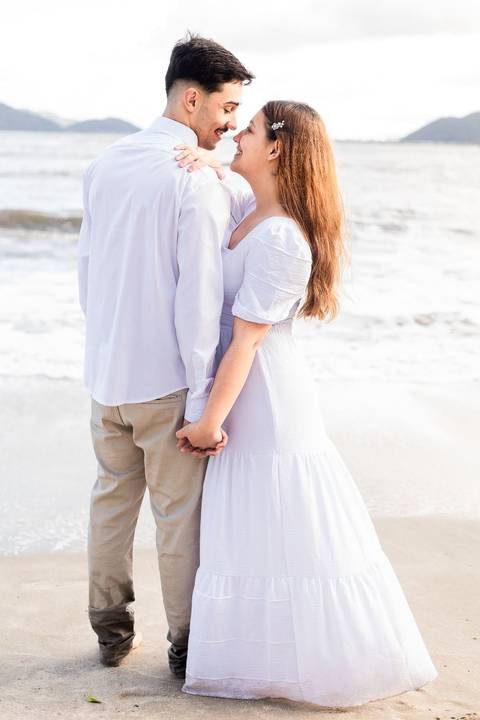 As melhores ideias e inspirações criativas de fotos de ensaio pré casamento registradas por fotógrafos profissionais de eventos da empresa Criativus Foto e Vídeo na praia das Conchas no Guarujá - SP'