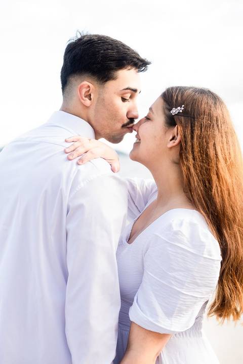 As melhores ideias e inspirações criativas de fotos de ensaio pré casamento registradas por fotógrafos profissionais de eventos da empresa Criativus Foto e Vídeo na praia das Conchas no Guarujá - SP'
