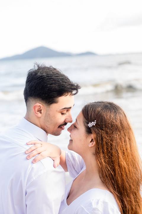 As melhores ideias e inspirações criativas de fotos de ensaio pré casamento registradas por fotógrafos profissionais de eventos da empresa Criativus Foto e Vídeo na praia das Conchas no Guarujá - SP'