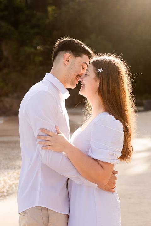 As melhores ideias e inspirações criativas de fotos de ensaio pré casamento registradas por fotógrafos profissionais de eventos da empresa Criativus Foto e Vídeo na praia das Conchas no Guarujá - SP'