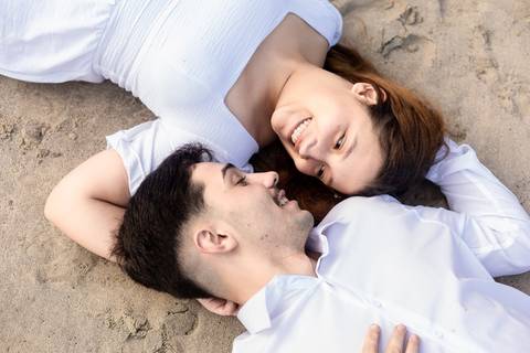 As melhores ideias e inspirações criativas de fotos de ensaio pré casamento registradas por fotógrafos profissionais de eventos da empresa Criativus Foto e Vídeo na praia das Conchas no Guarujá - SP'